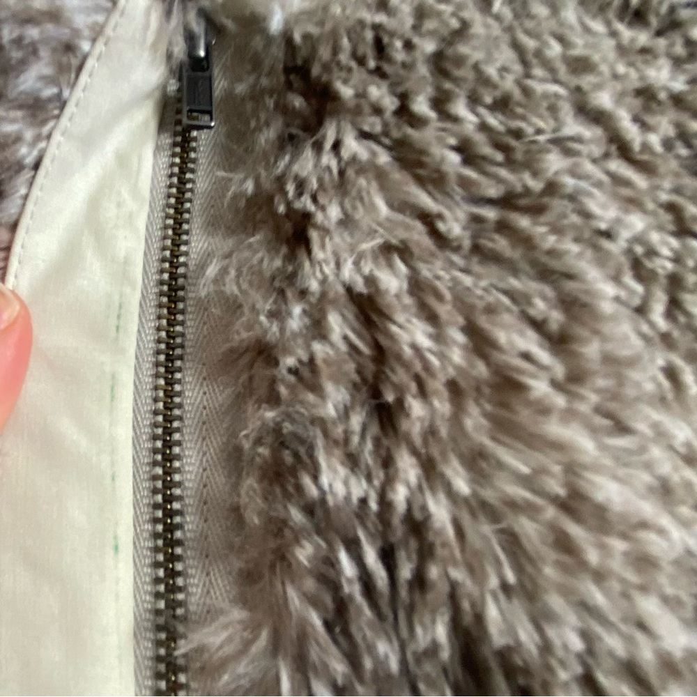 Cabi Aspen Faux Fur Vest Size Medium - Picture 12 of 16